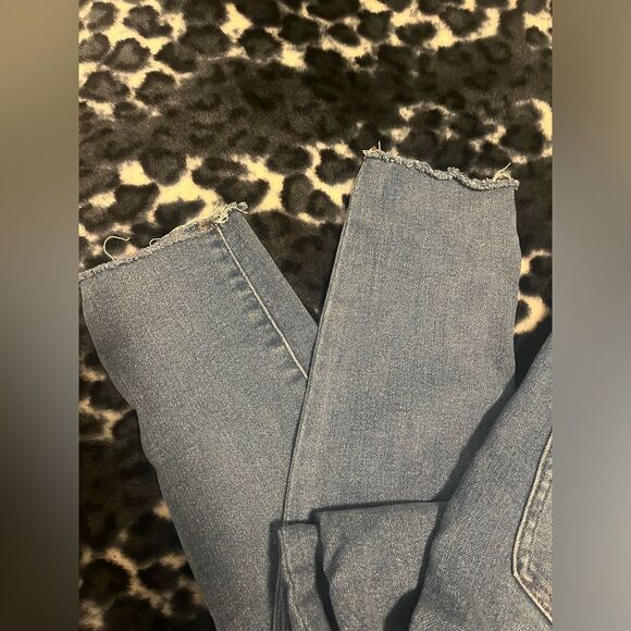 Super High-Waisted Medium Wash Double Button Skinny Jeans - Picture 4 of 8